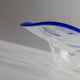 Bol en verre de Murano bleu avec motif à carreaux blancs et bord ondulé, signé RL'94