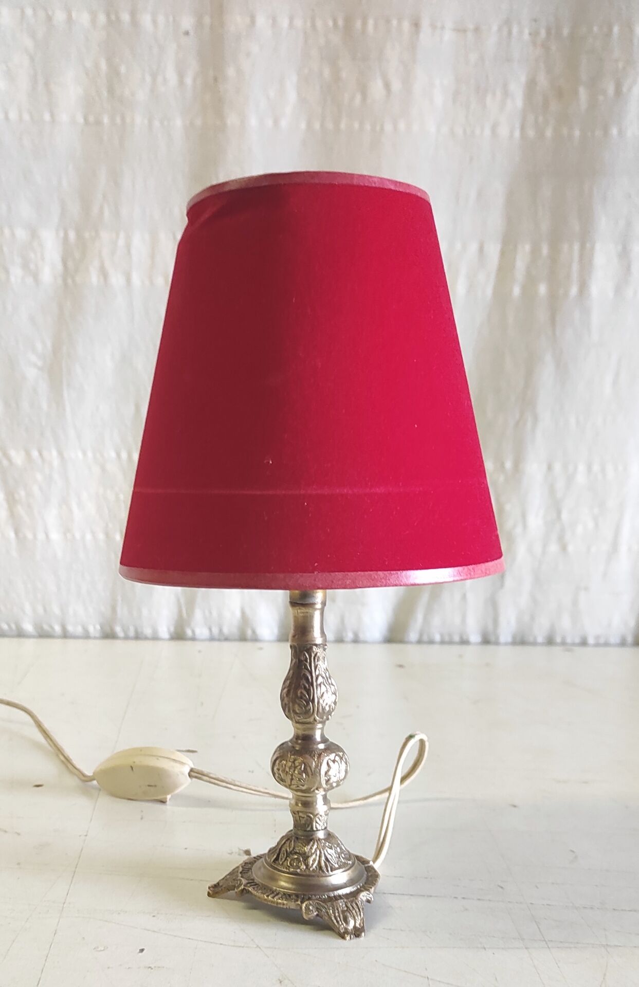 Table lamp in gilded brass and red velvet - mid 20th century.