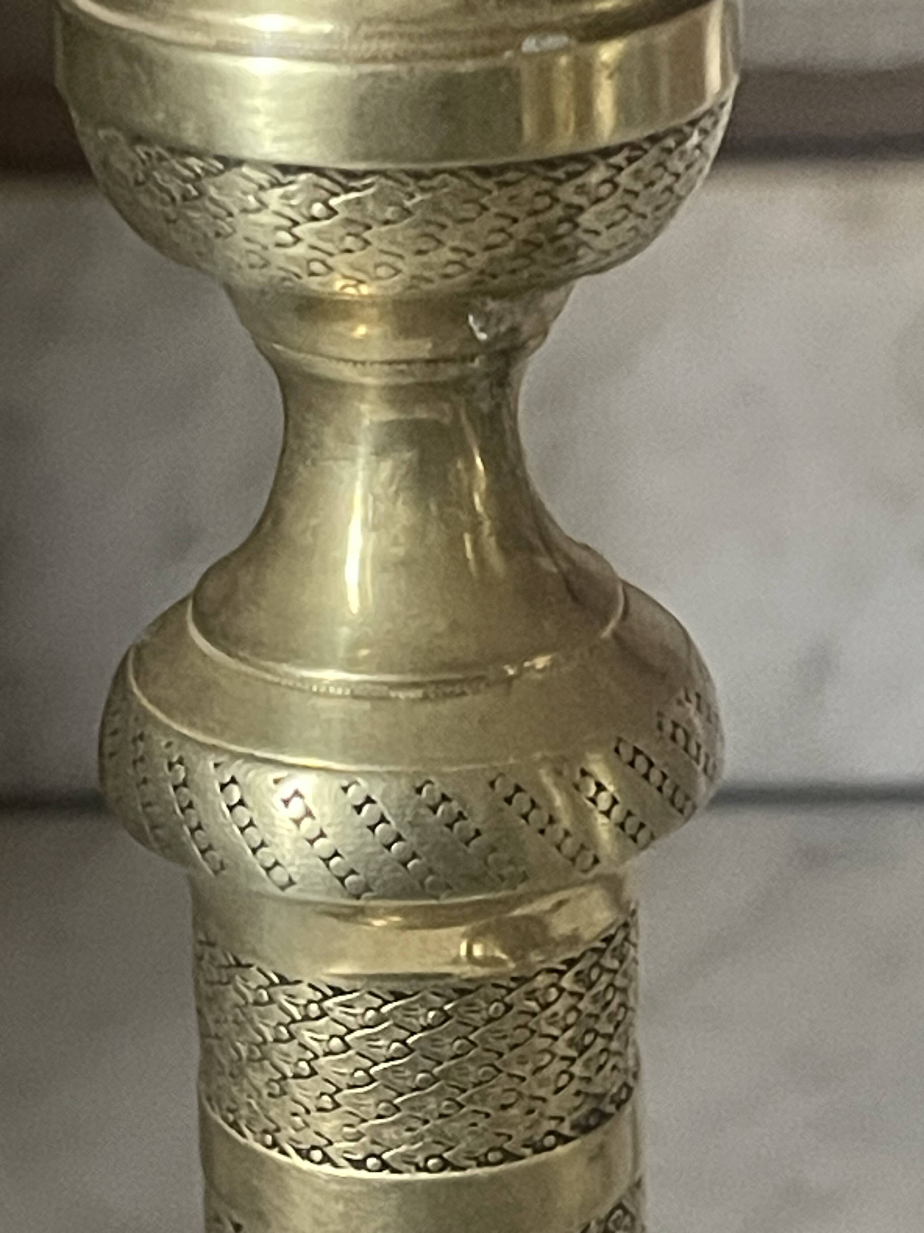 Pair of chiselled brass candlesticks from the 19th century.