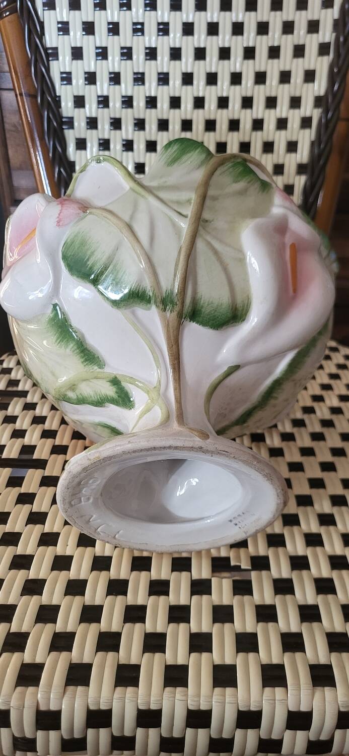 Cup in slipware with calla lilies