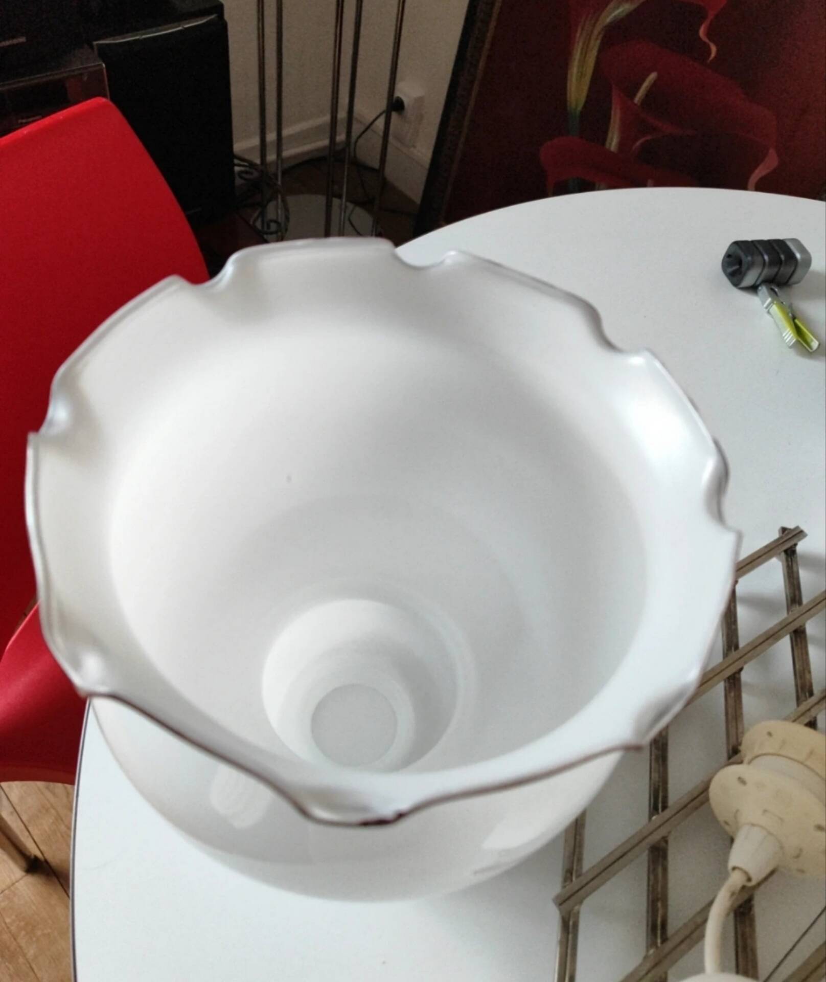 Abat jour opaline blanche et liseré marron