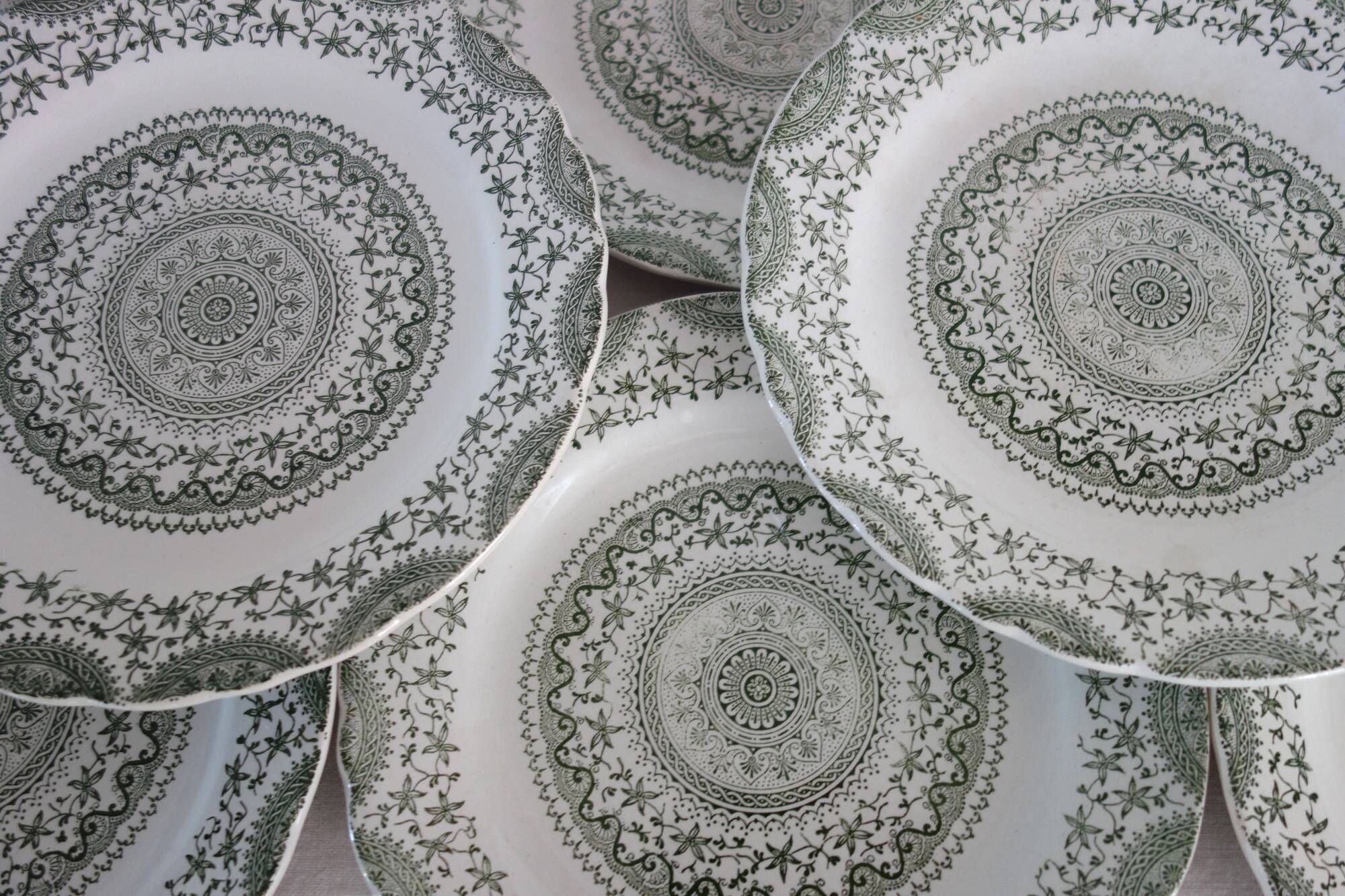 8 flat plates Terre de Fer "Earthenware"