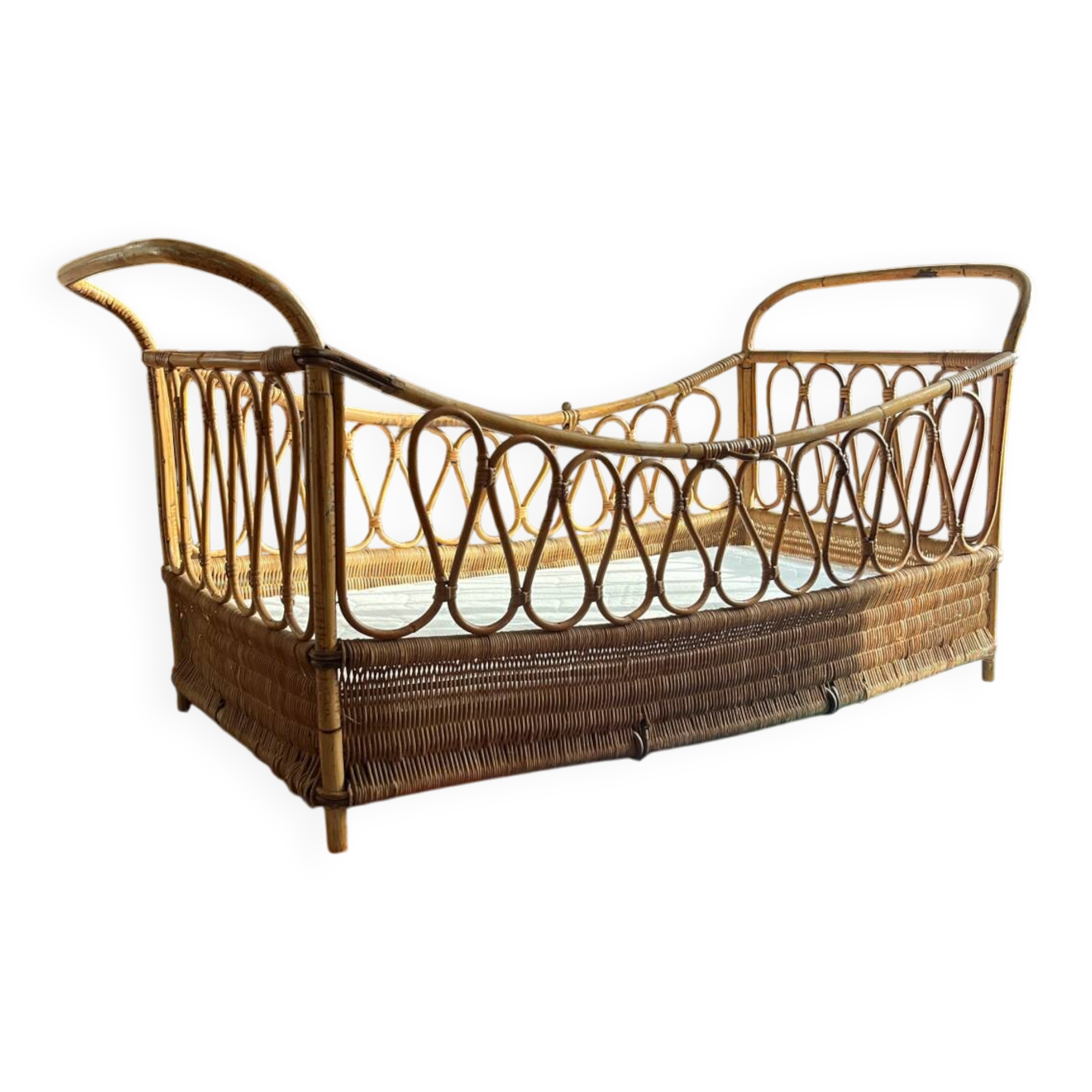 Lit bébé vintage en rotin – années 70