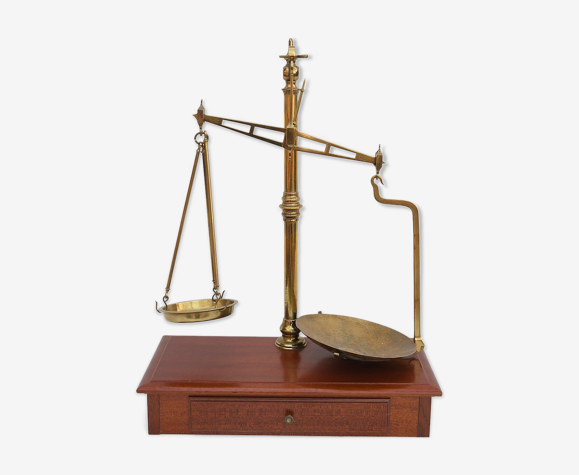 Balance en bois et laiton