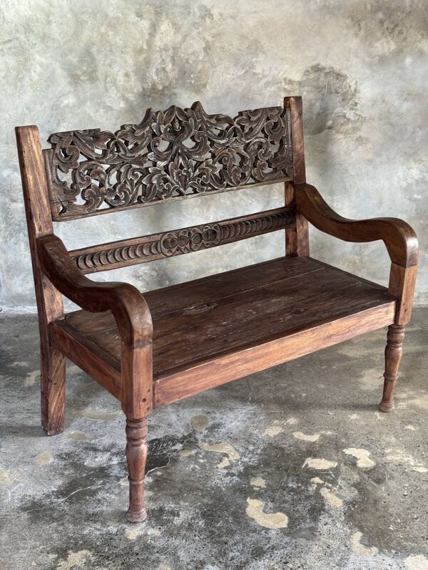 Petit banc ancien indonésien en teck sculpté de motifs végétaux et floraux