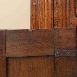 Armoire belge à une porte sculptée à la main du XVIe siècle en chêne massif