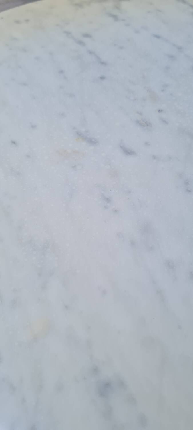 Pedestal table by Eero Saarinen Knoll edition