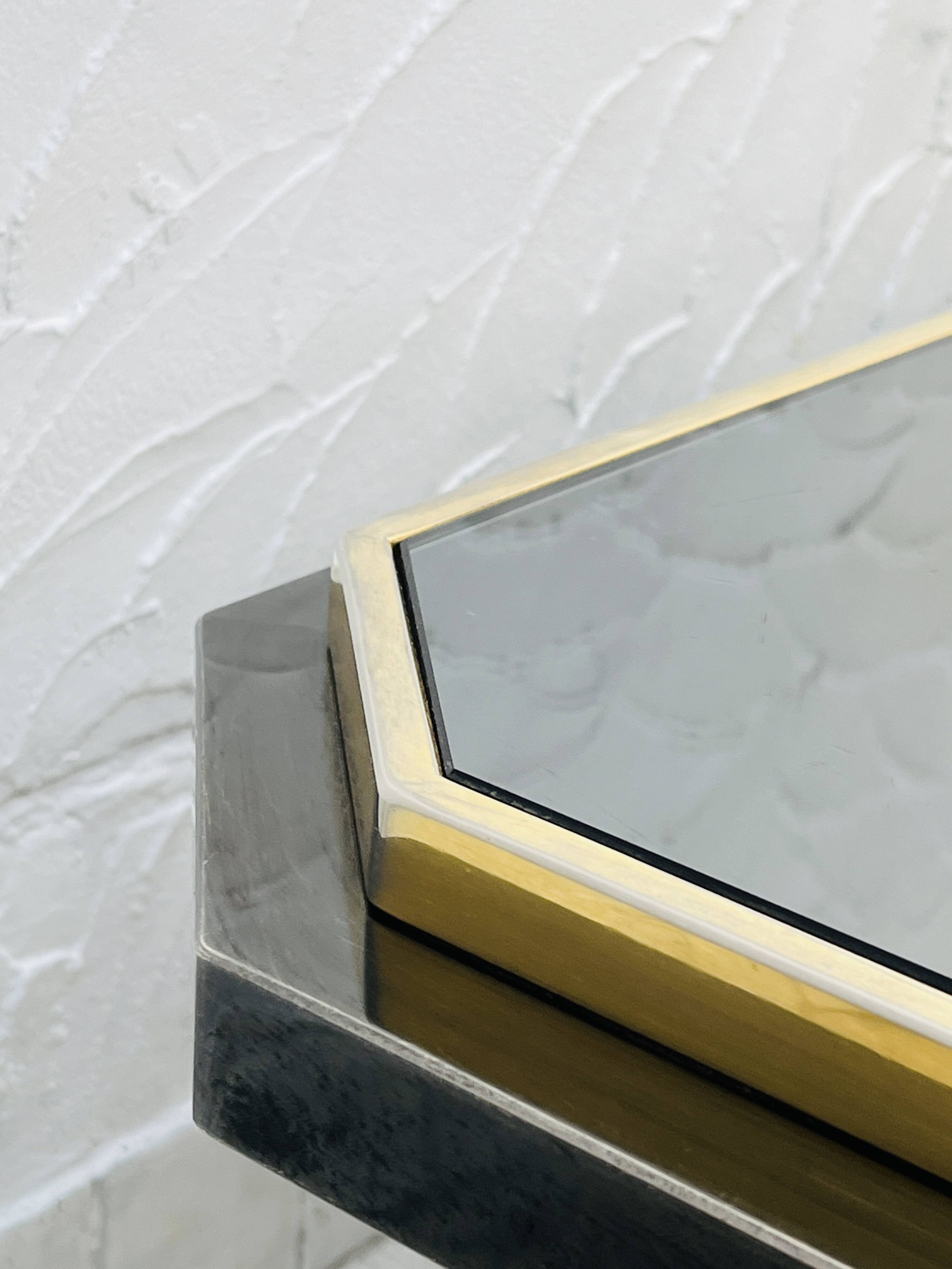 Table basse bicolore en laiton et miroir noir par Fedam