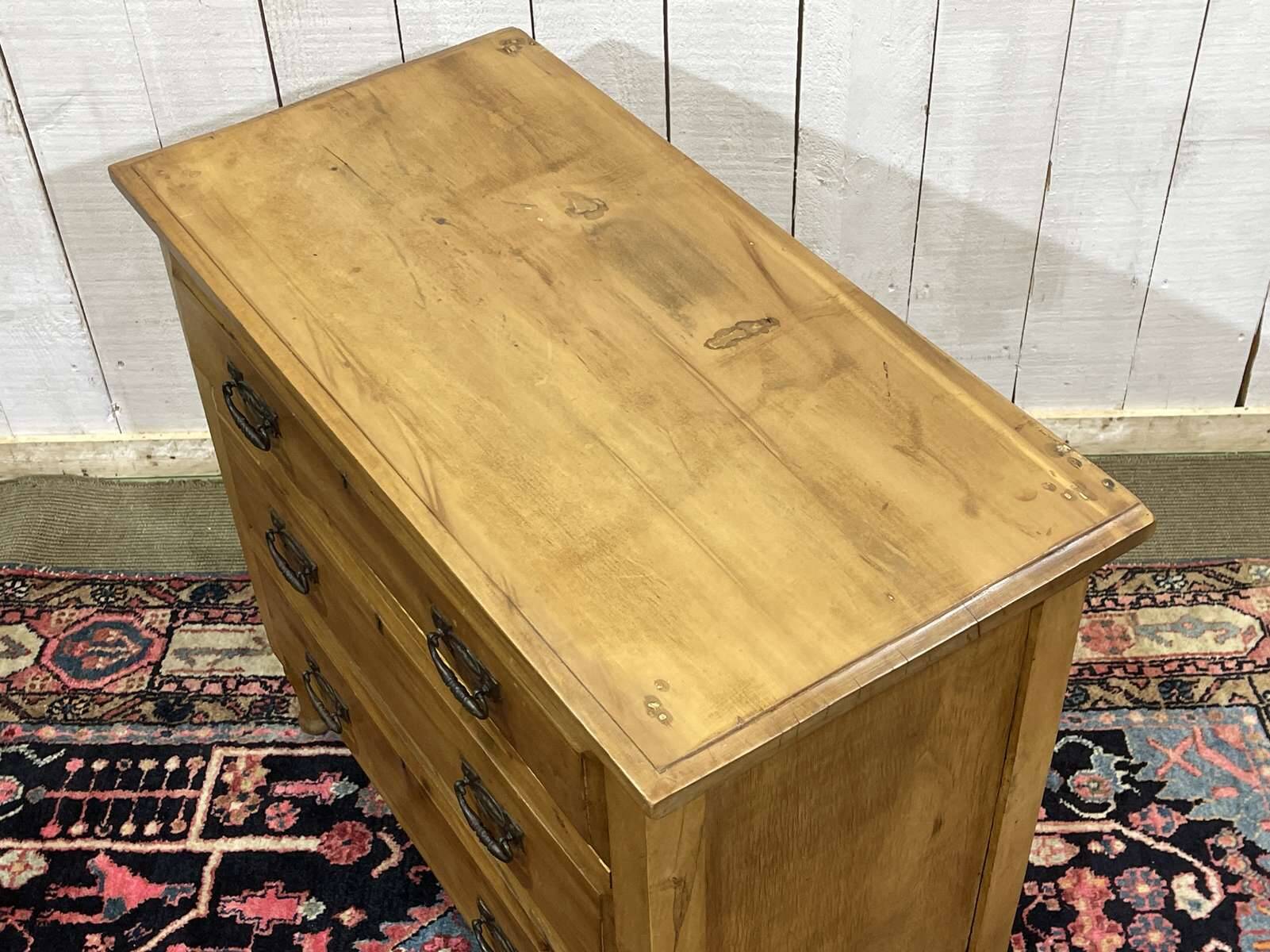 Commode anglaise en noyer du début XXème