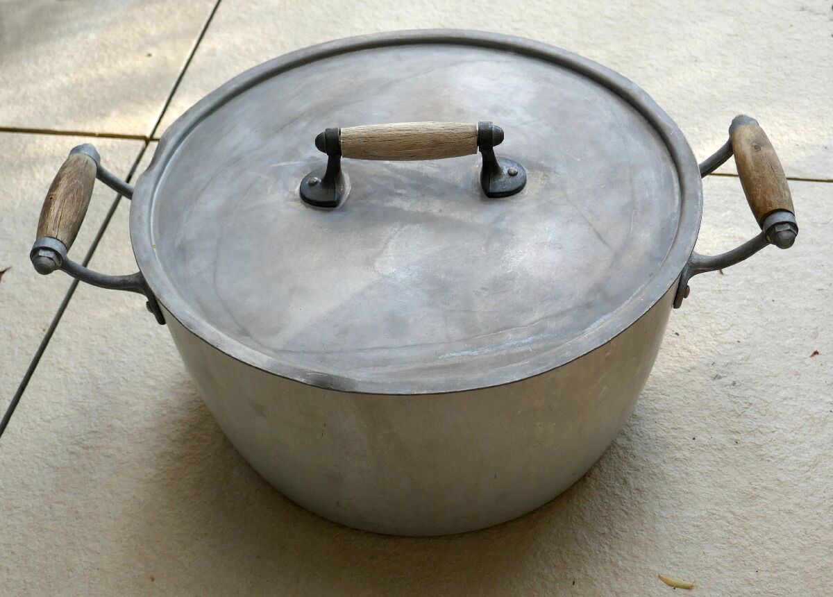 Pot in pure aluminum Le Trèfle