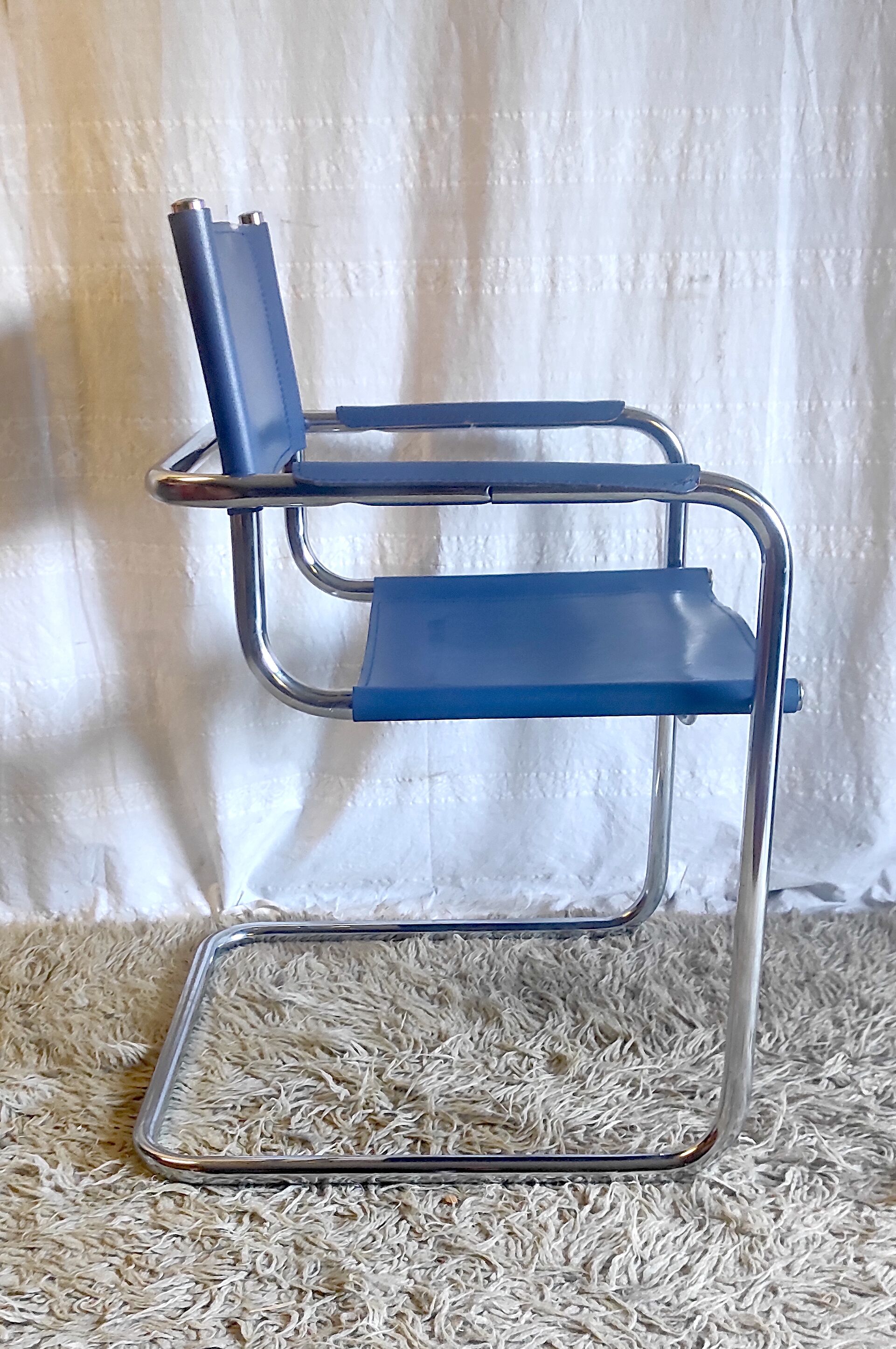 Bauhaus cantilever armchair in blue leather, 80s/90s