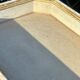 Table basse, vitrine d’exposition en bois peint polychrome