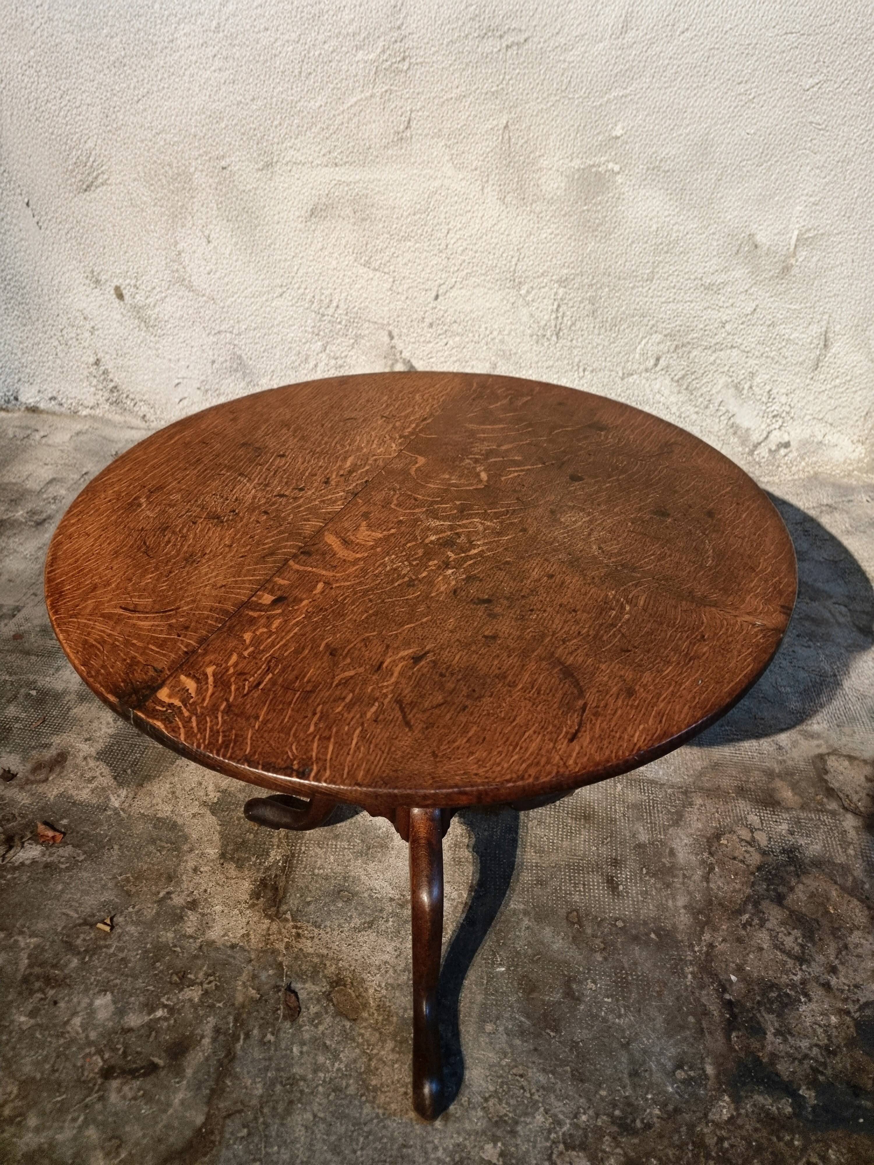 Antique Georgian tilt-top oak table from around 1800 – Round tripod side table 80 cm