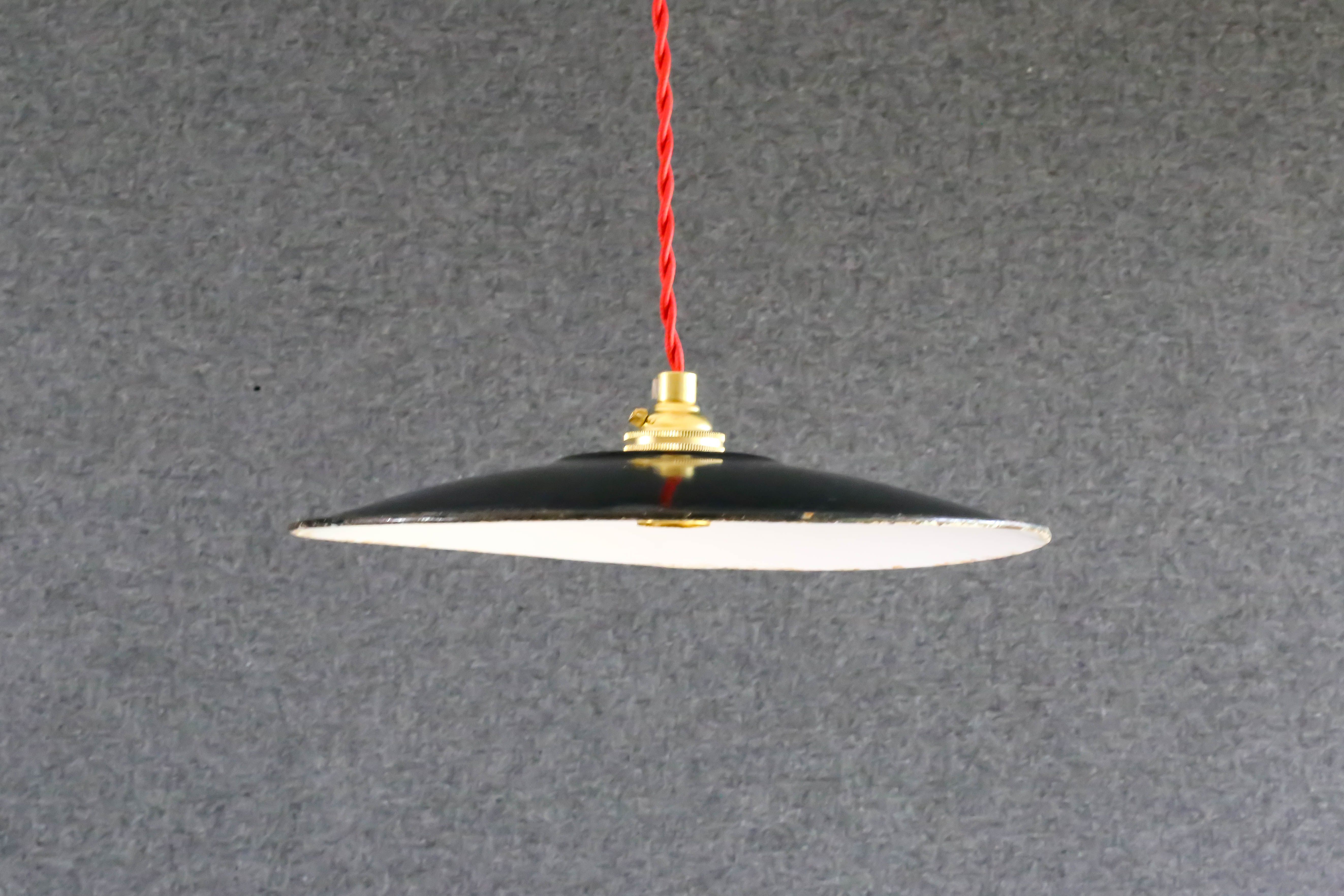Exterior black enamelled sheet metal suspension delivered with a new socket and red cord