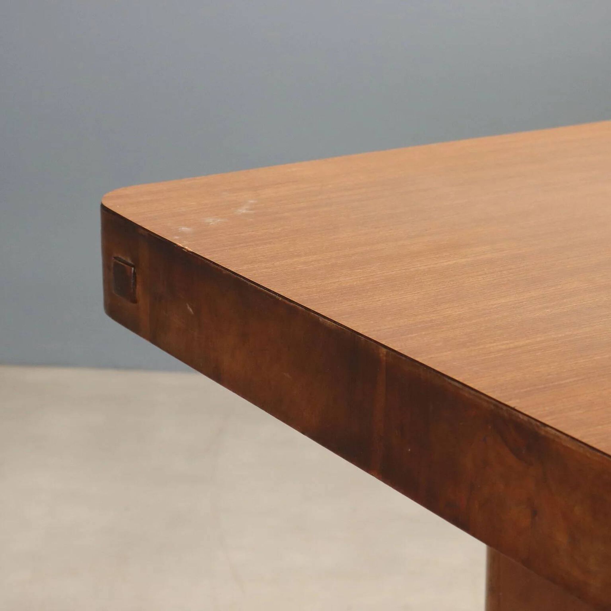Table en bois plaqué loupe des années 1940
