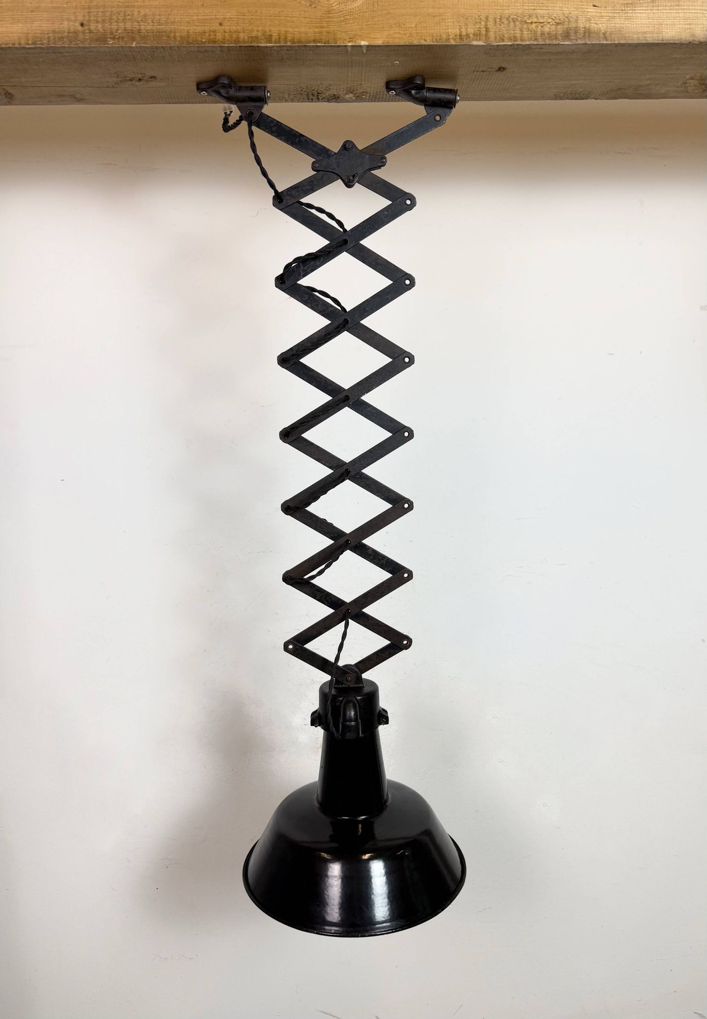 Lampe de plafond industrielle en émail noir à forme de ciseaux, années 1930