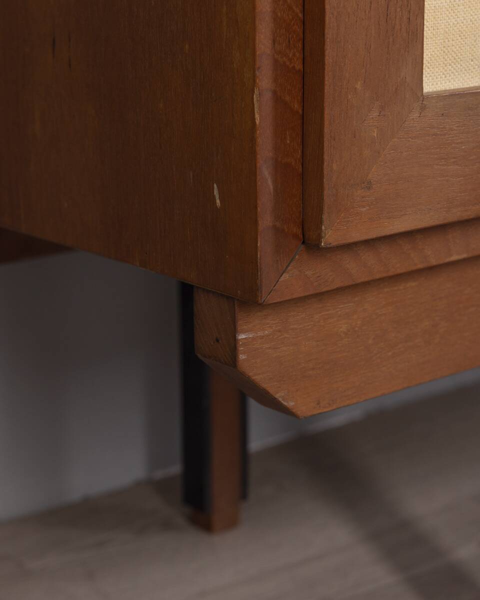 Meuble en bois à deux portes des années 1960, recouvert de tissu, de style italien.