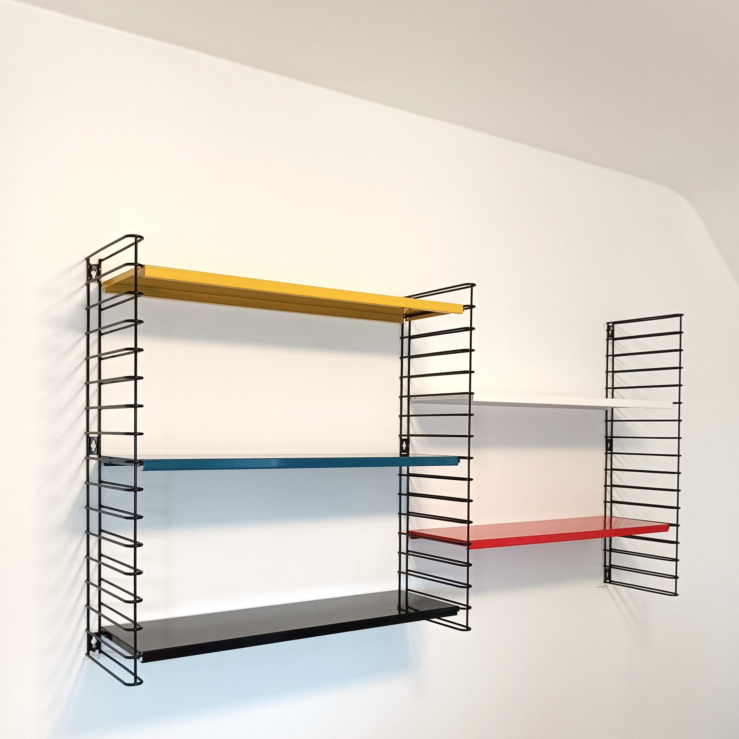 Tomado wall unit with metal shelves by Dekker – Tomado