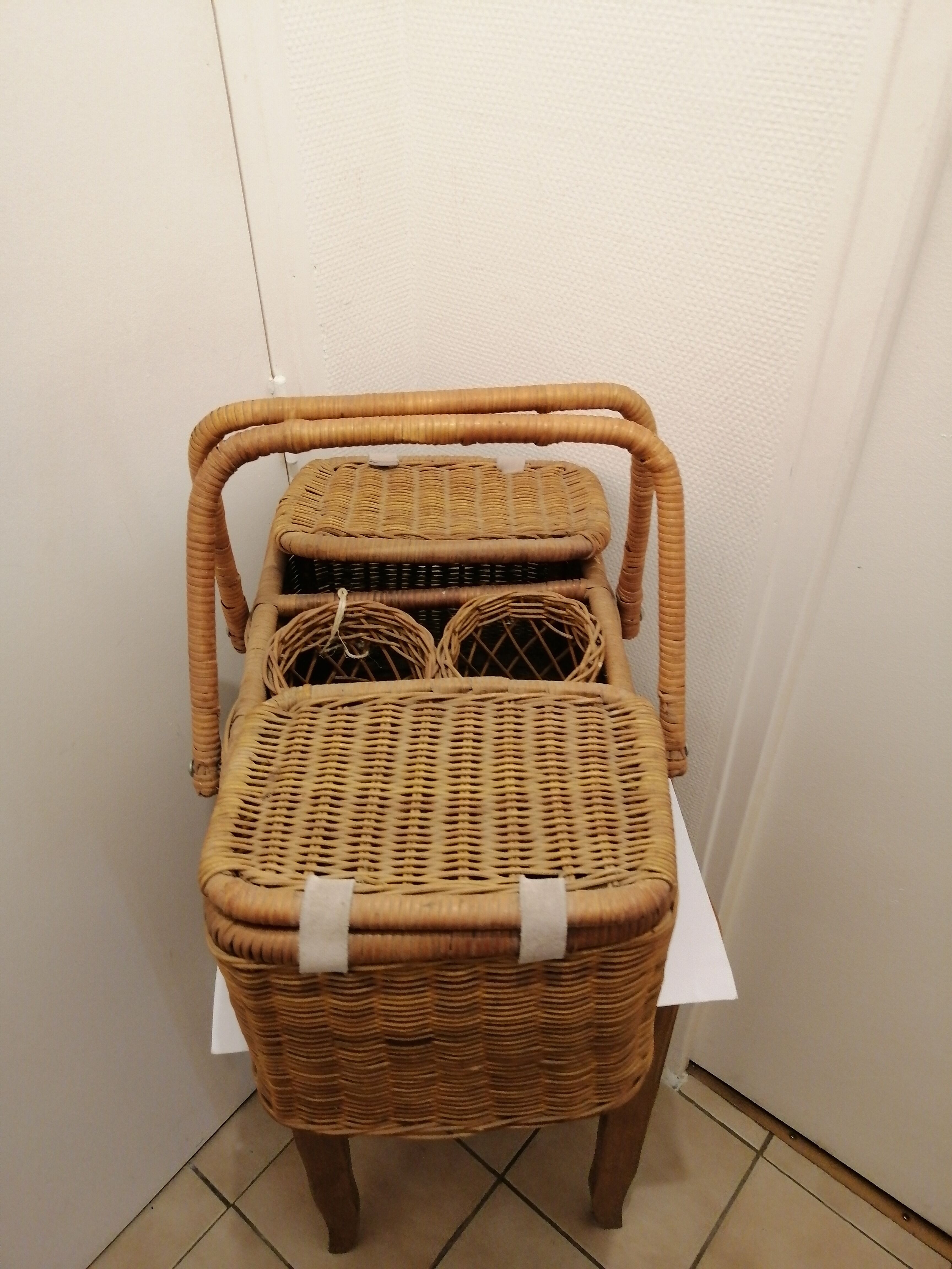 Picnic basket year 1960 vintage wicker