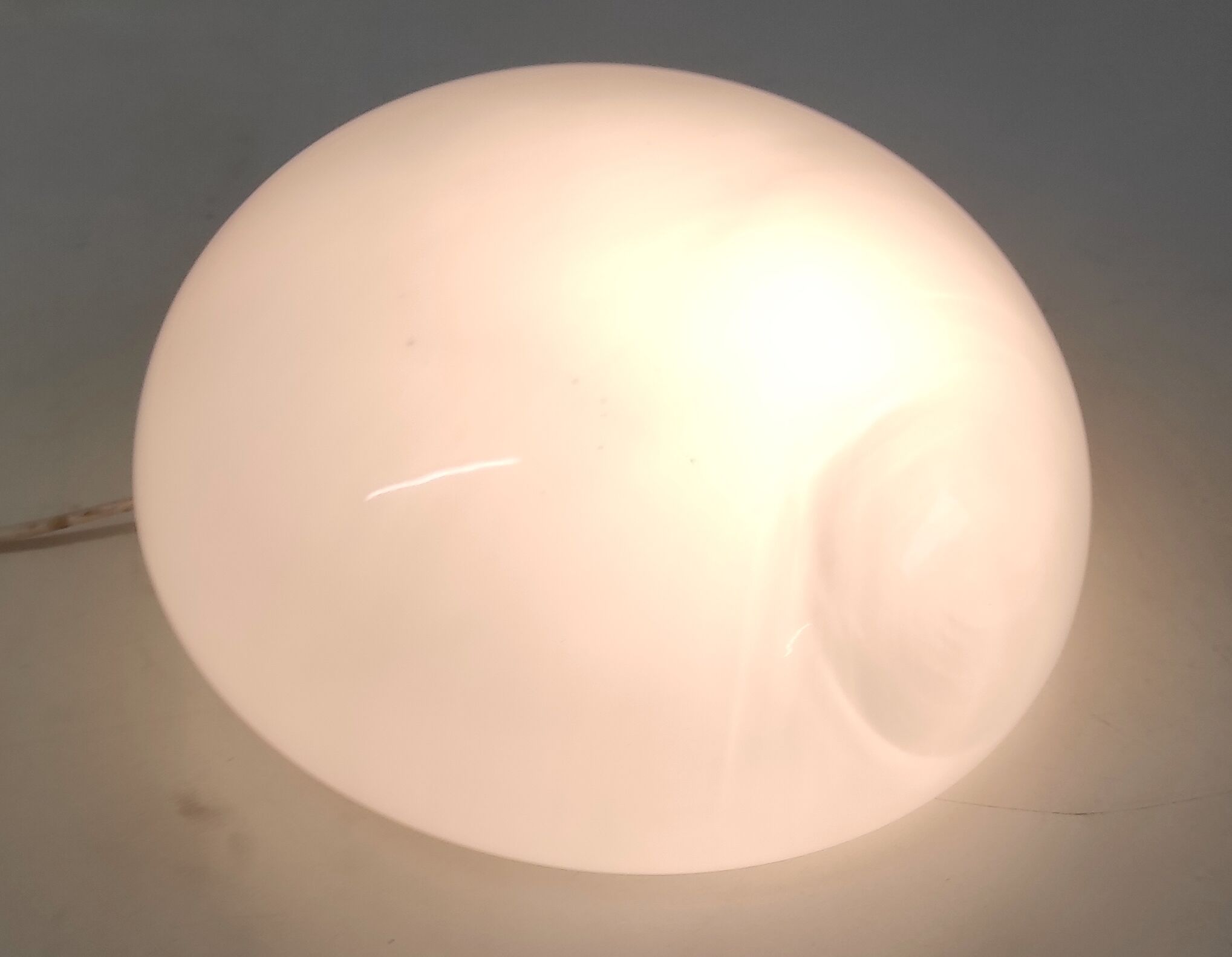 Plafonnier par Choisylux globe opaline années 60 70