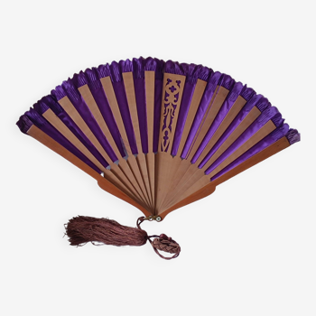 Old fan in wood and purple silk. With pompom.