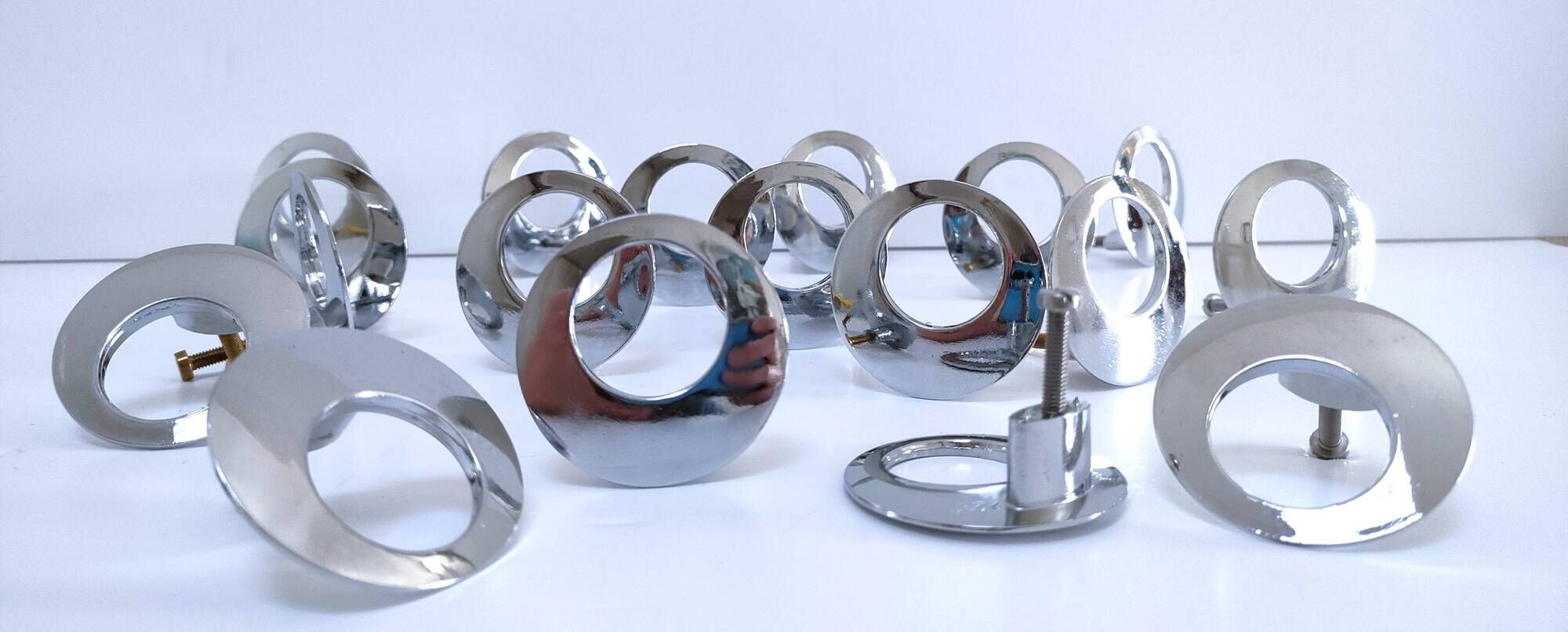 Lot de 18 boutons de meuble métal chromé design années 70