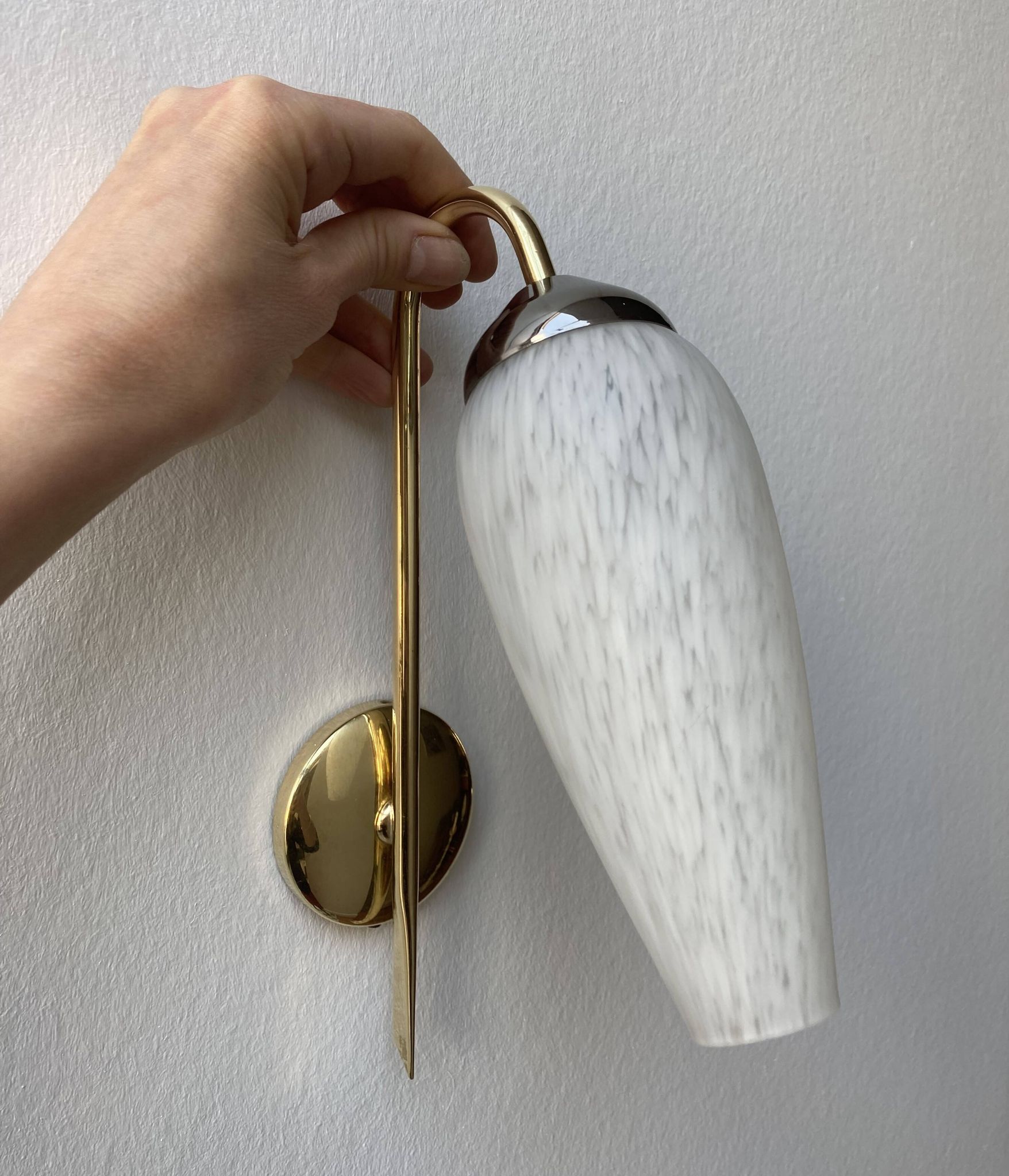 Paire d'appliques dorées et globe moucheté années 50