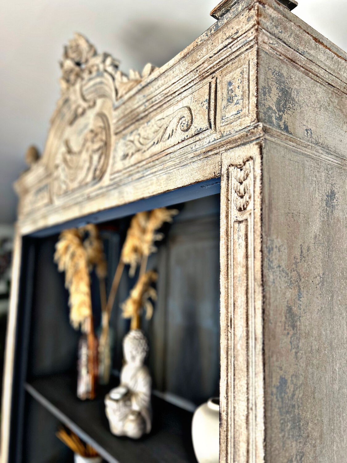 Superb patinated bonnetière in the Tuscan style