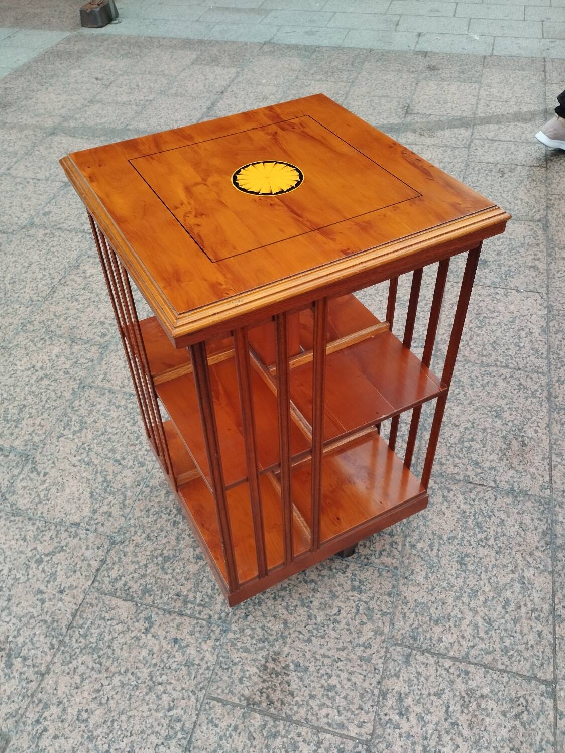 bibliothèque tournante ancienne
