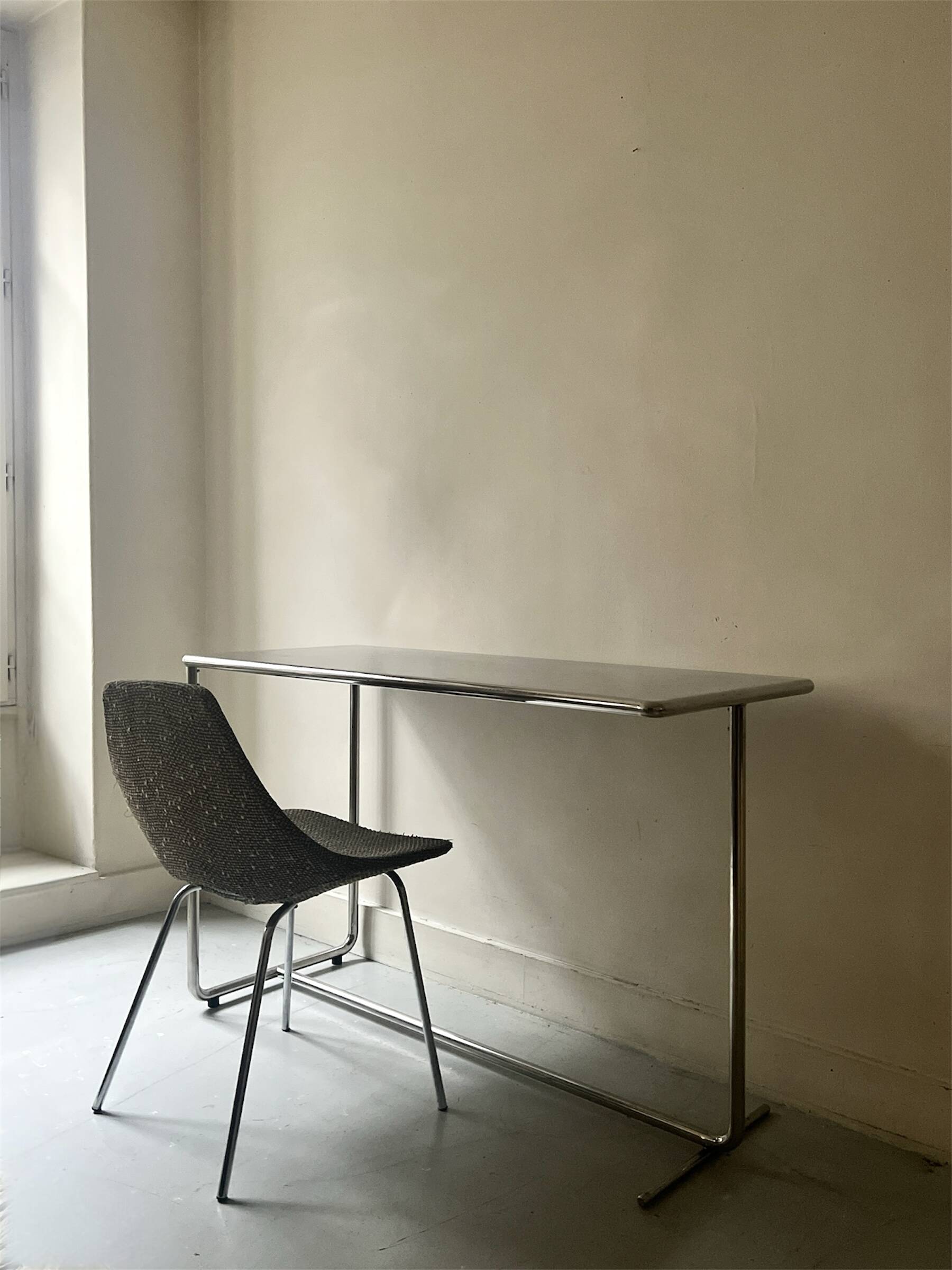 Dining table / tubular and modernist desk in chrome metal