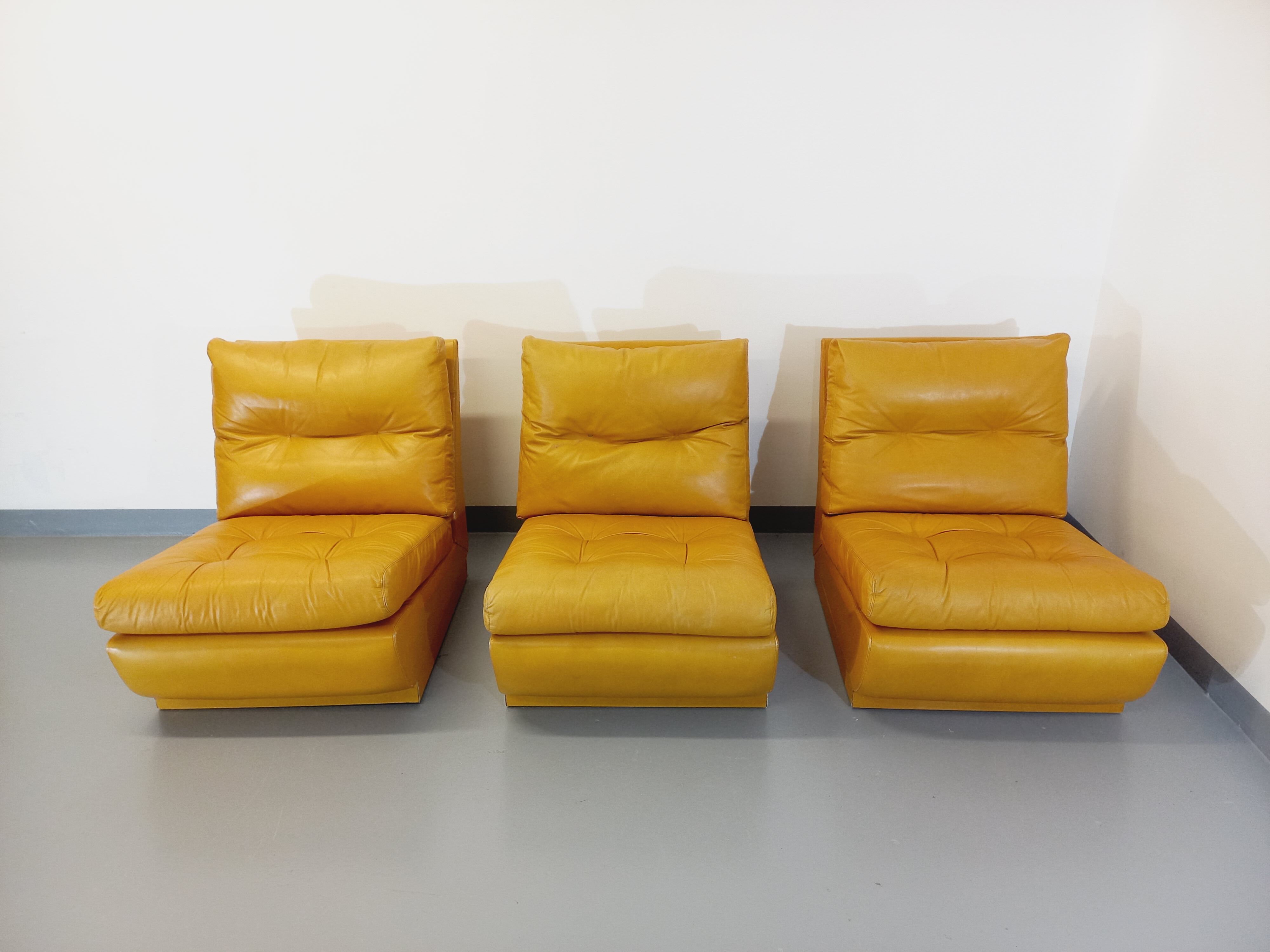 Suite of 3 Roche Bobois vintage chauffeurs in mustard yellow leather 70s