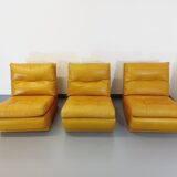 Suite de 3 chauffeuses Roche Bobois vintage en cuir jaune moutarde années 70
