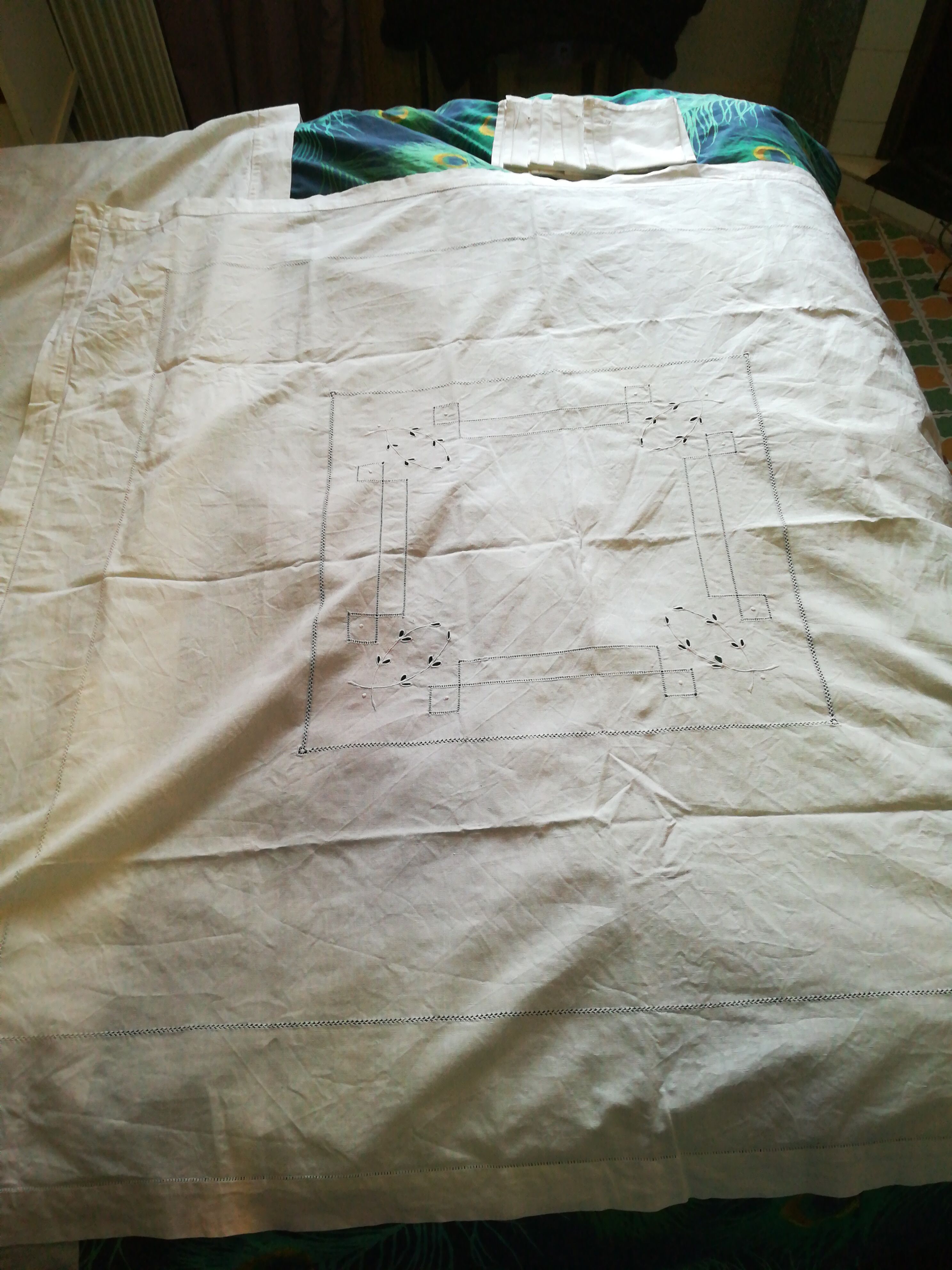 Cotton tablecloth has days and its 8 napkins to match