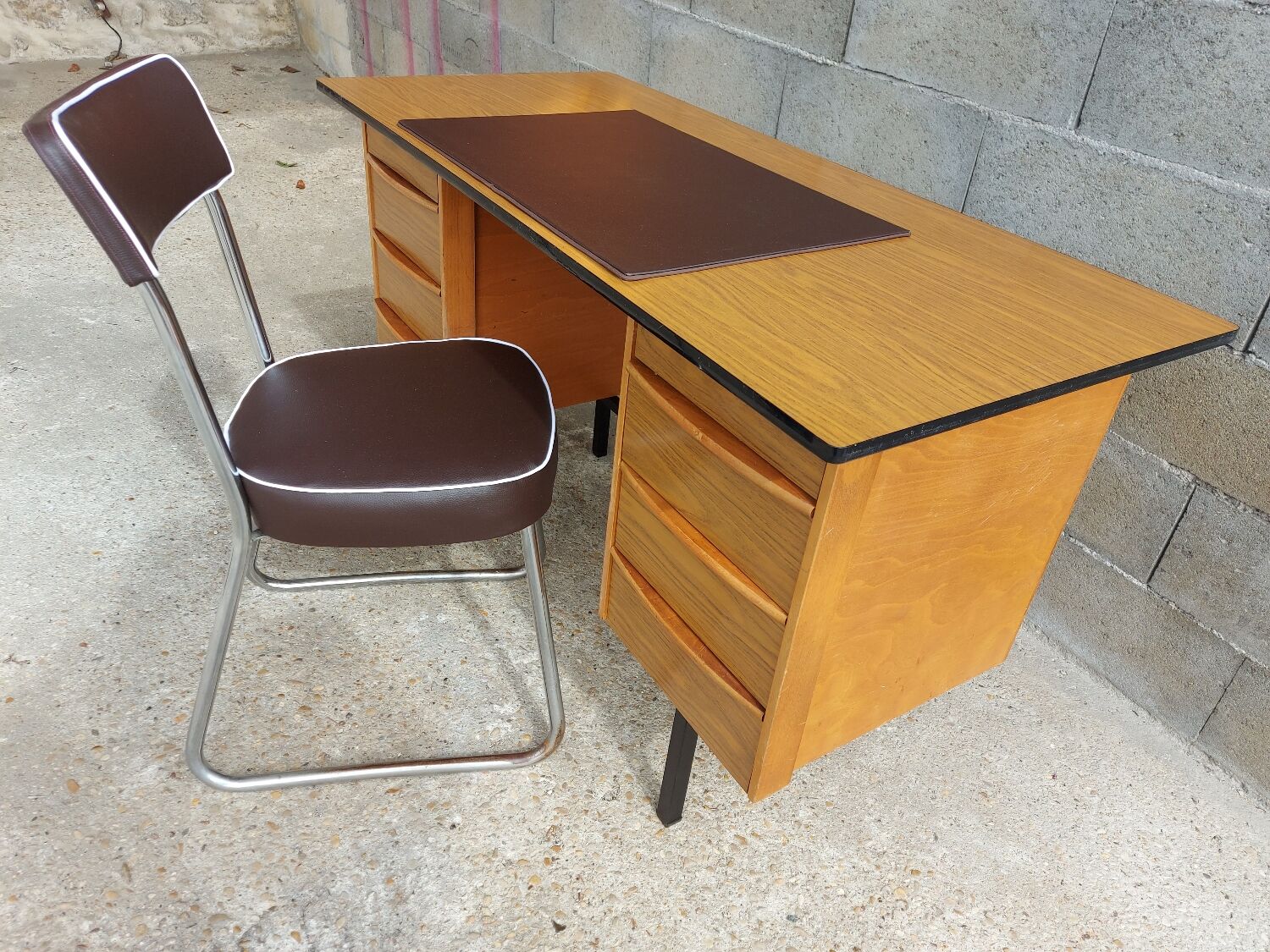 Adult desk, scandinavian type, 1970 and roneo chair