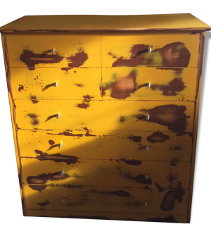 Commode style indus cachant un