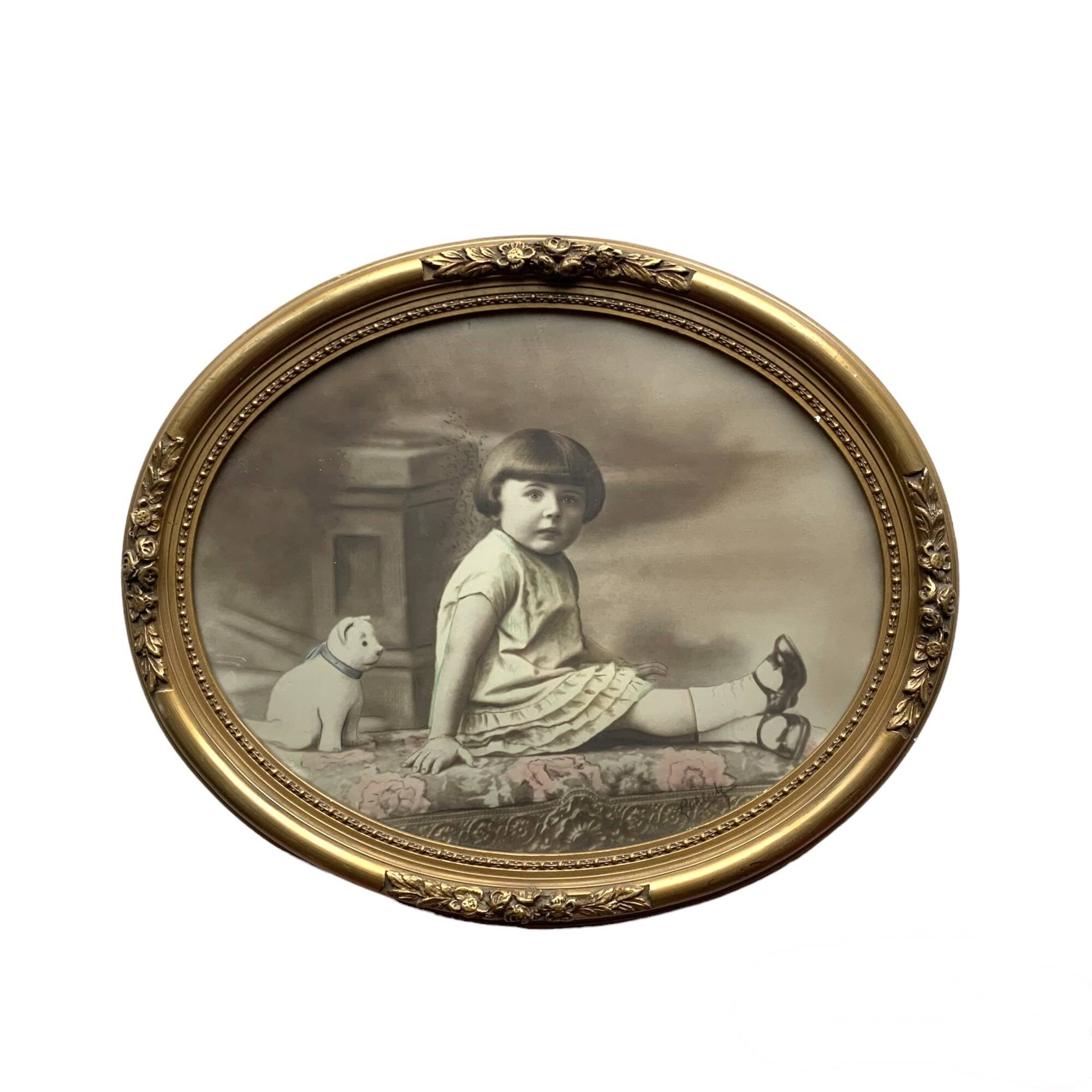 Art Deco oval frame in gilded stucco and wood