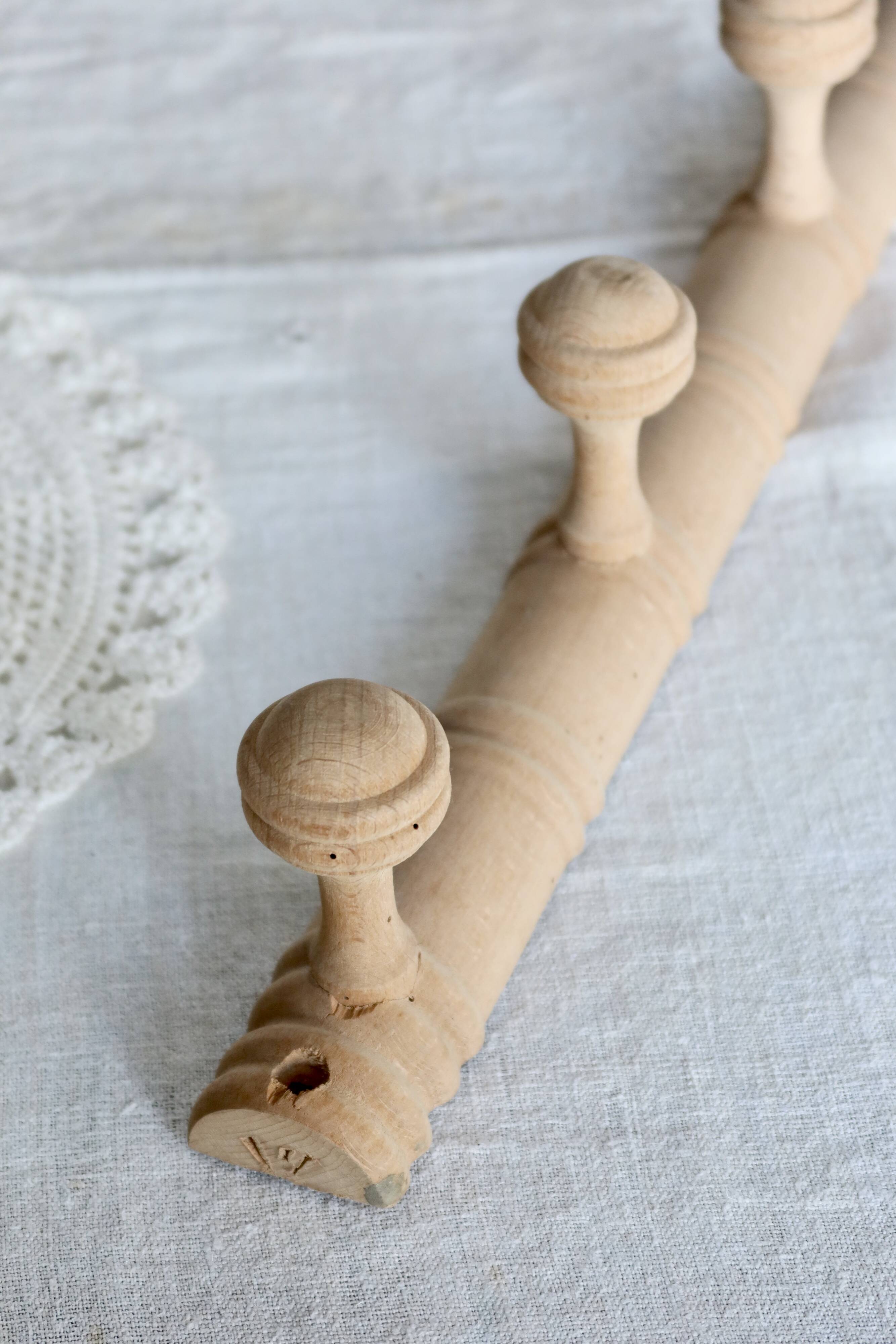 Vintage wall-mounted coat rack in raw wood – Art Deco style