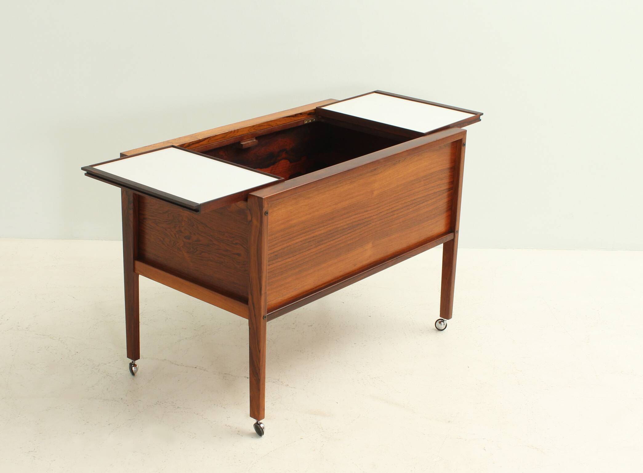 Rolling bar cabinet in rosewood by Dyrlund, Denmark, 1960s.