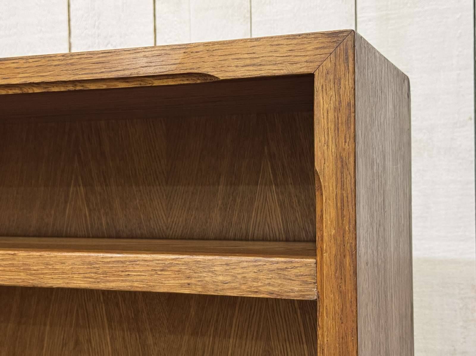Etagère bibliothèque anglaise en chêne des années 1980