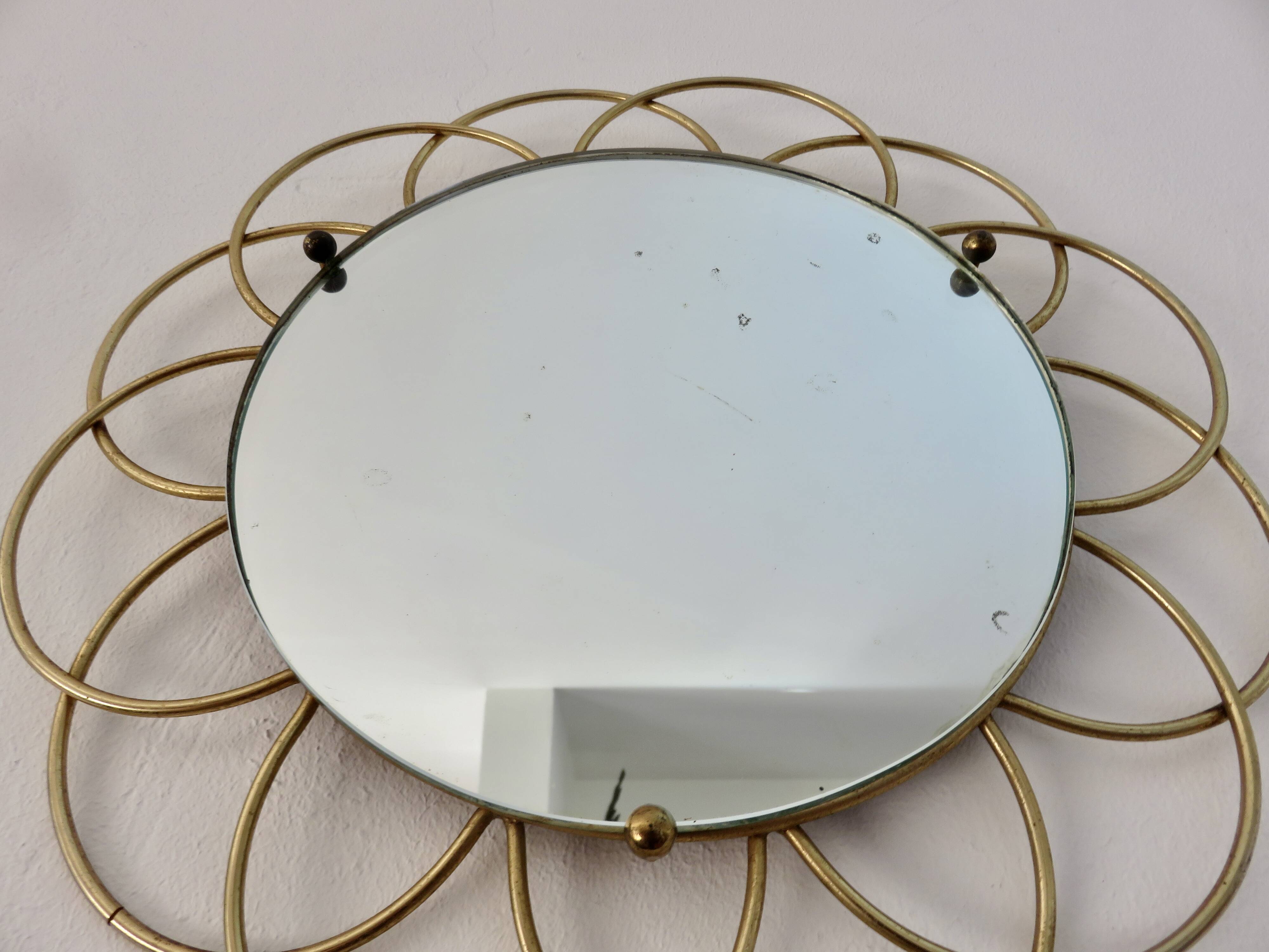 Miroir soleil " fleur " en métal doré années 60
