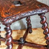 Tabouret ancien en bois massif tourné et sculpté