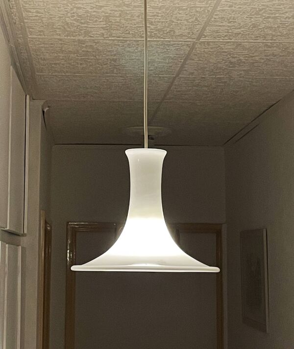 Suspension scandinave vintage ''Mandarin'' en opaline par Michael Bang pour Holmegaard, Danemark 1980