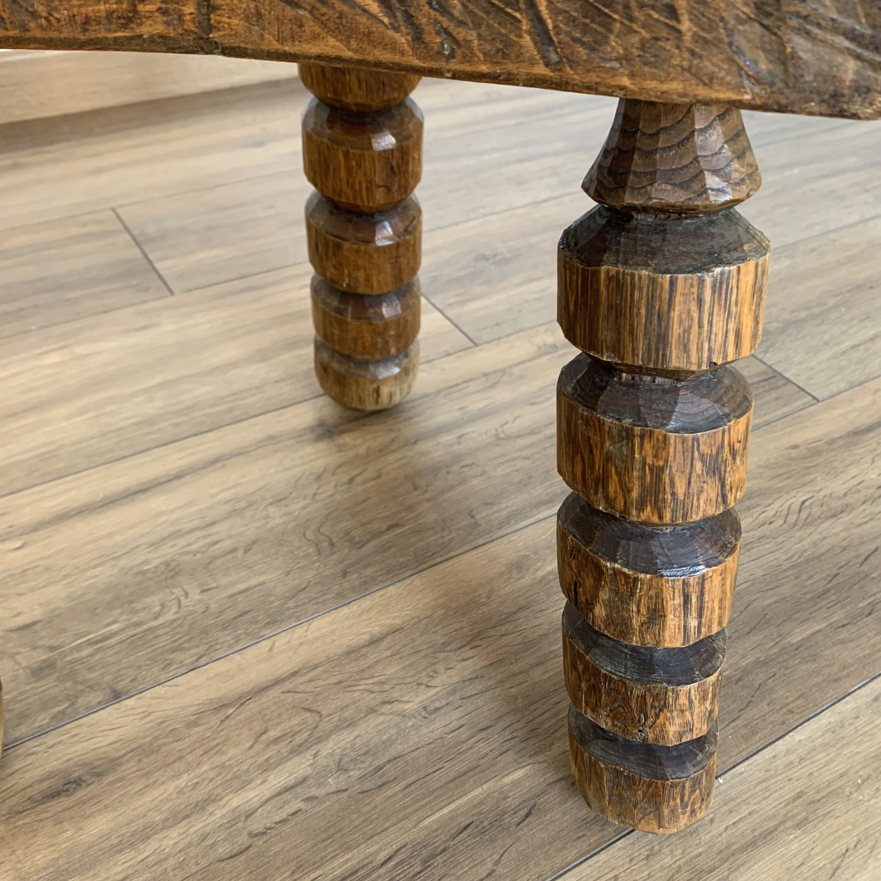 Tabouret tripode pieds taillés