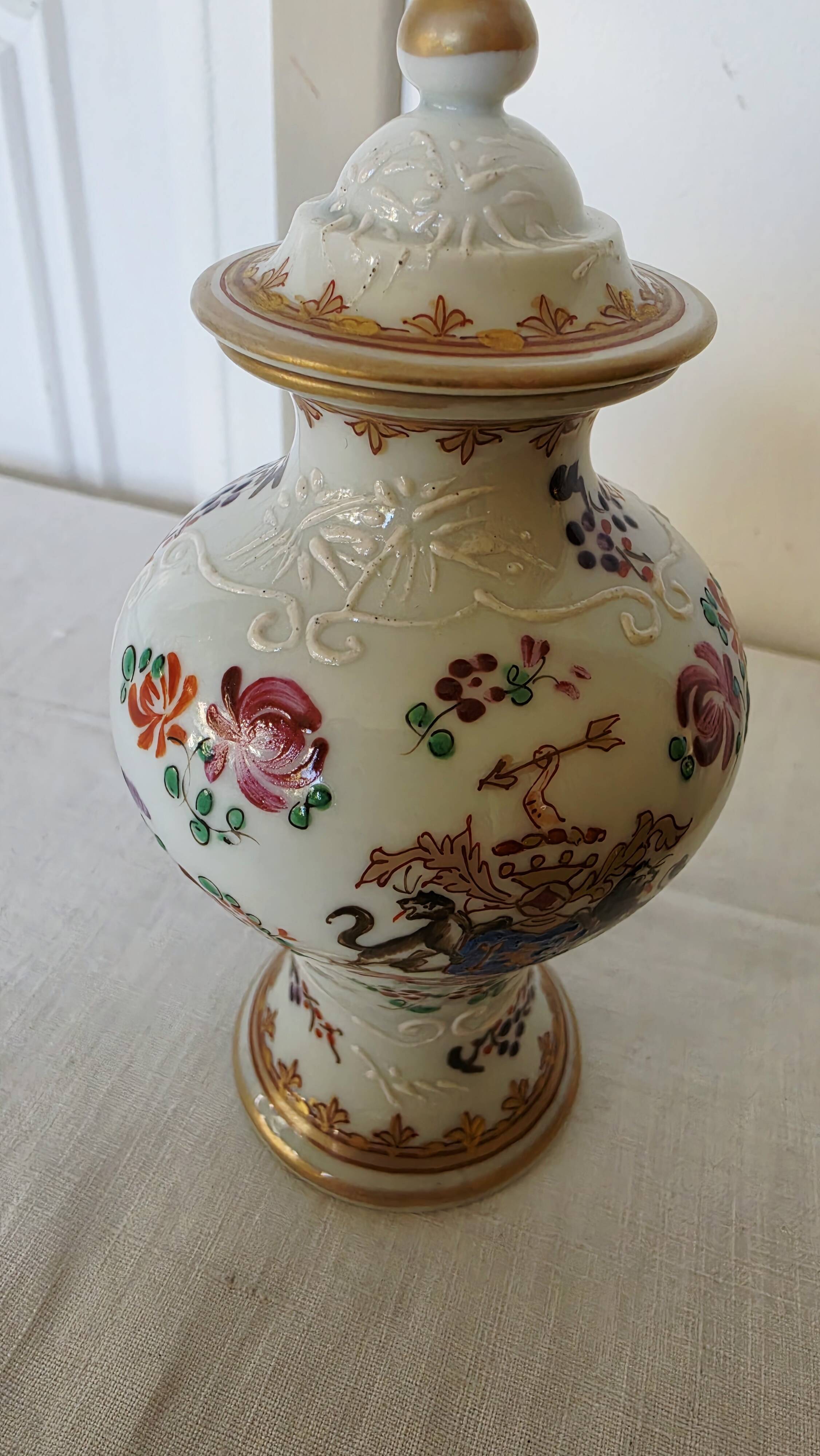 Small porcelain pot hand-painted by Samson Paris, Compagnie d style.