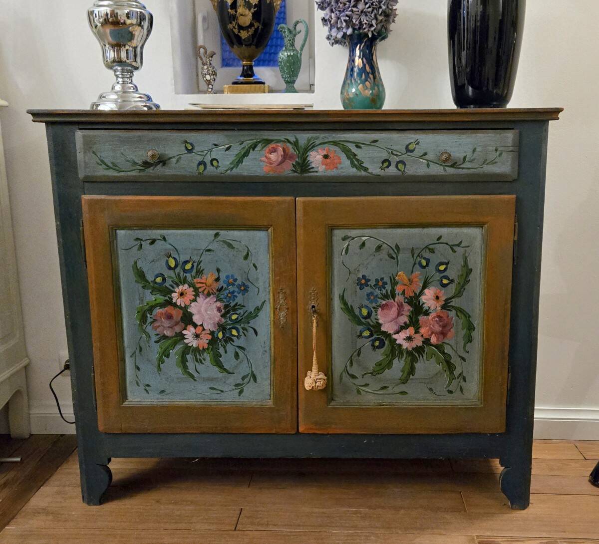 Italy 19th century: Venetian sideboard with hand-painted decorations.