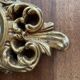 Miroir rocaille en résine dorée