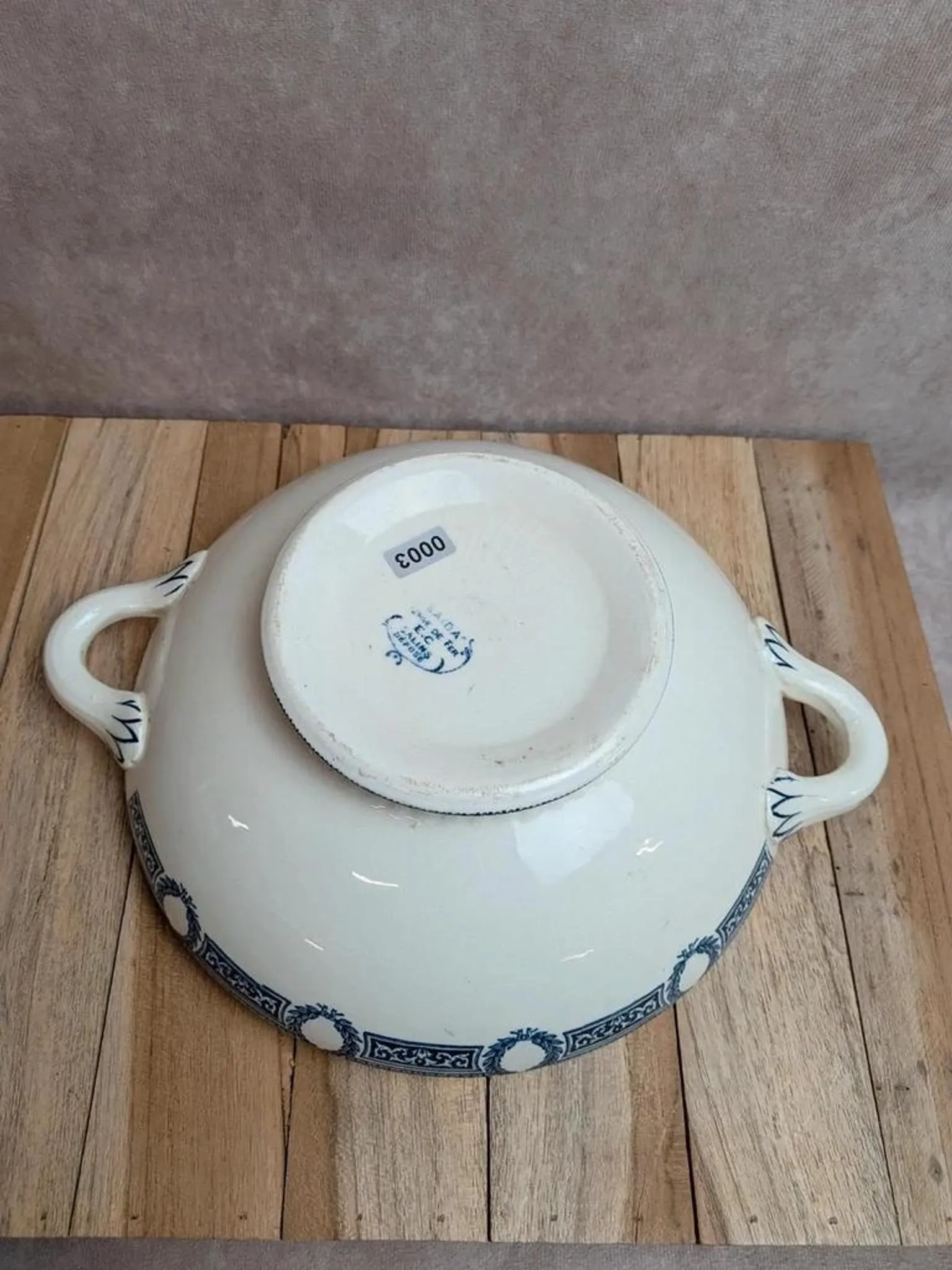 Soupière ancienne en terre de fer Salins – Modèle Saïda – Décor bleu