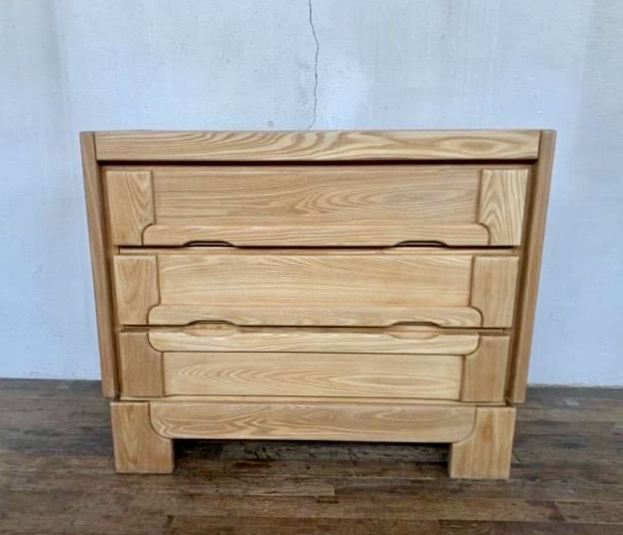 Commode vintage moderniste en orme massif 3 tiroirs