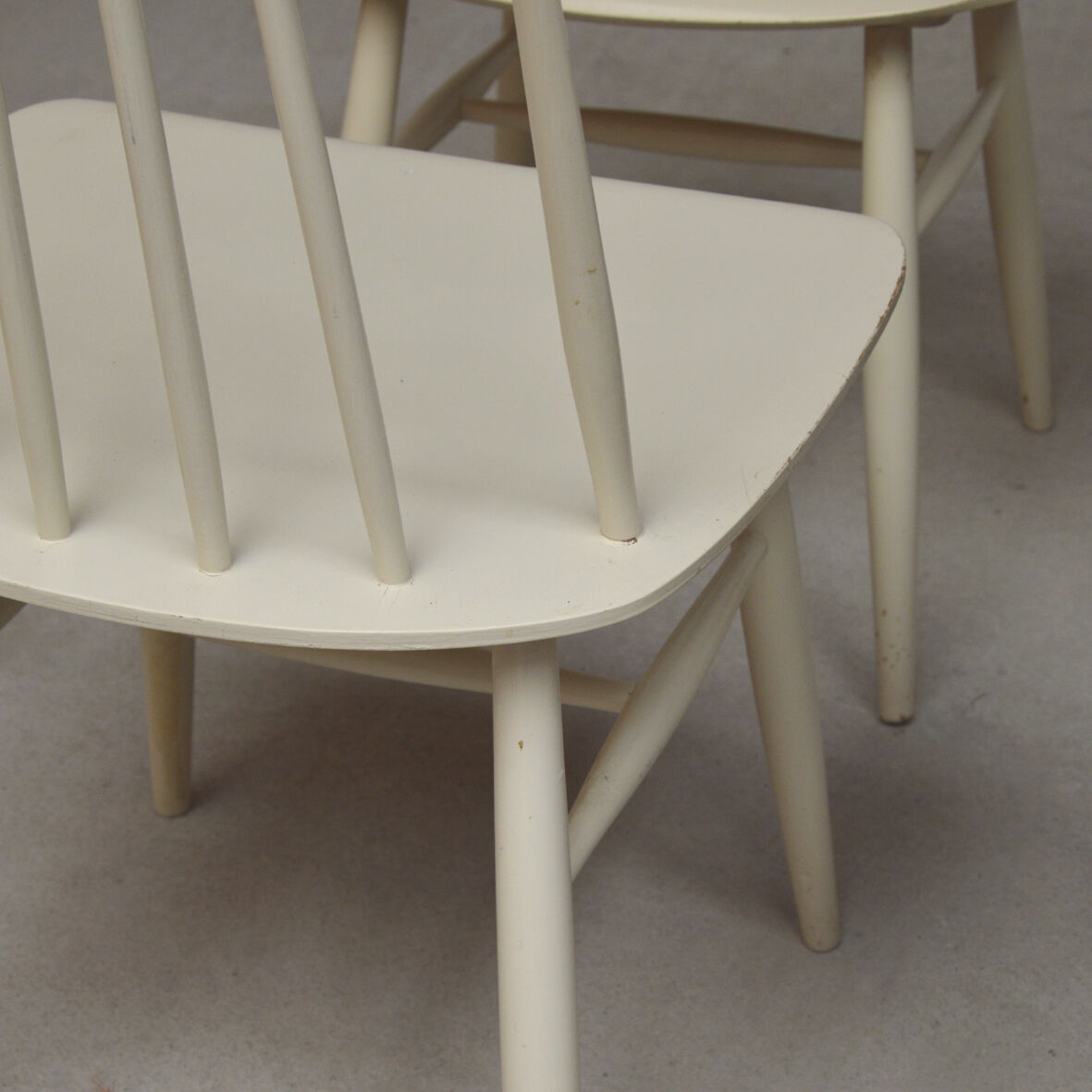 Série de 4 chaises blanches à barreaux 1960