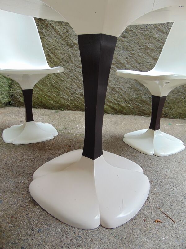 Salon Design Signée Gautier, Table Et Quatre Chaises Tulipe